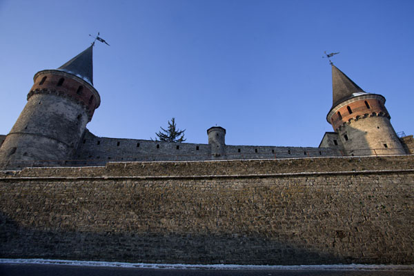 Looking up wall and towers of the fortress of Kamyanets-Podilsky | Kamyanets-Podilsky fort | OekraÃ¯ne