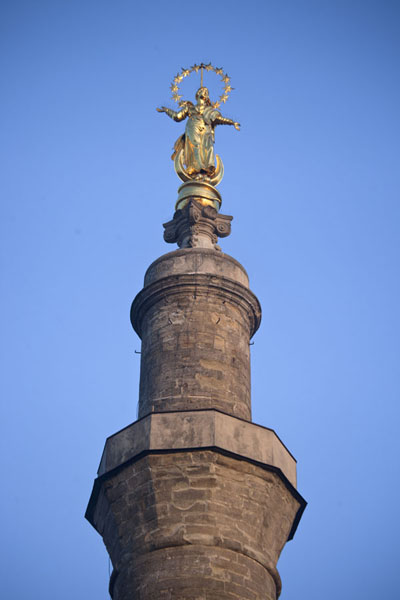 The top of the old minaret is decorated with a golden Virgin Mary statue | Kamyanets-Podilsky oude stad | OekraÃ¯ne