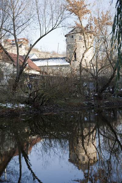 View across Smotrych river with Ruska gate in the distance | Kamyanets-Podilsky oude stad | OekraÃ¯ne