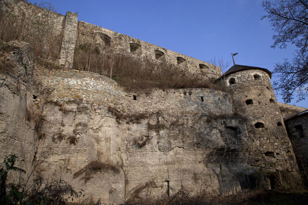 Looking up the defensive walls of Kamyanets-Podilsky | Kamyanets-Podilsky oude stad | OekraÃ¯ne