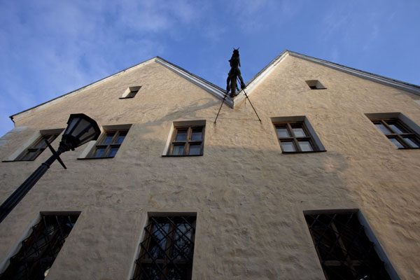 Looking up a building in the old town | Kamyanets-Podilsky oude stad | OekraÃ¯ne