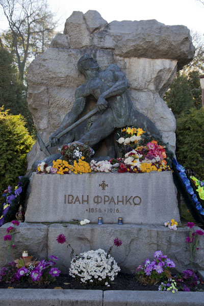 Poet Ivan Franko is glorified with this sculpture and grave, and still receives plenty of flowers | Lychakiv cemetery | Ucraina