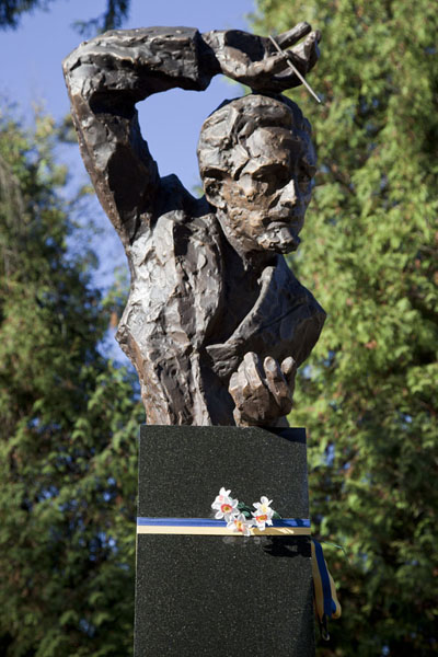 Statue of Ukrainian director Mykola Kolessa erected over his grave | Lychakiv cemetery | Ucraina