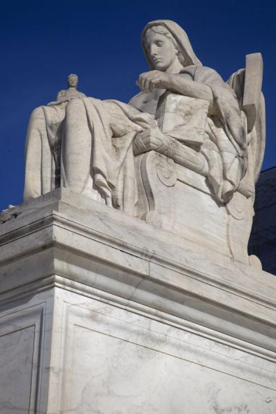 Sculpture at the entrance of the Supreme Court | Capitol Hill | Verenigde Staten