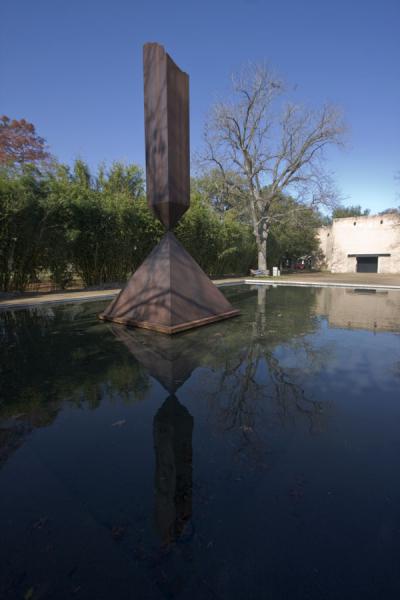 Foto de Broken obelisk reflected in the poolHouston - Estados Unidos