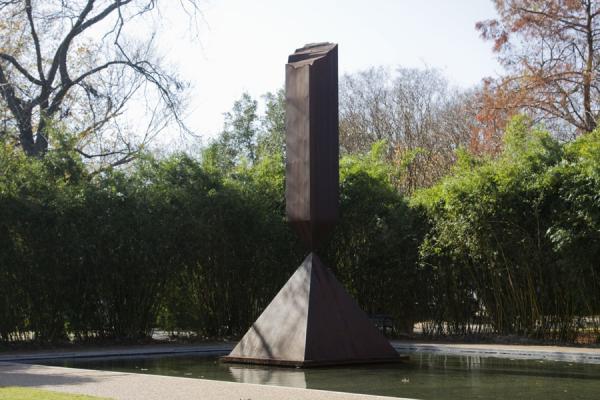 Foto de Side view of the broken obelisk and reflecting poolHouston - Estados Unidos