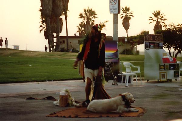 Foto van Man with dog on Venice BeachVenice Beach - Verenigde Staten