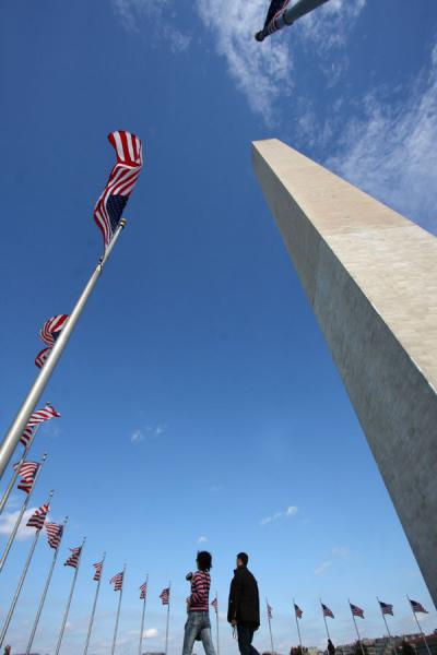 Walking next to Washington Monument and flags | Monumento a Washington | Stati Uniti
